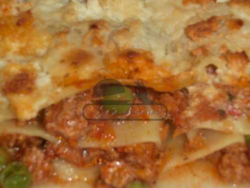 Lasagna cu mazare, carne tocata si sos tomat