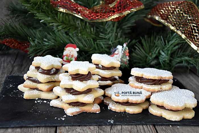 Biscuiti fragezi cu crema de ciocolata