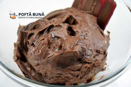 Crema ganache cu ciocolata neagra Crema ganache cu ciocolata neagra