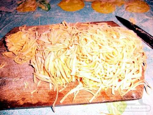 Index retete culinare gina bradea pofta buna taietei de casa.jpeg 7 500x375 - Index retete culinare