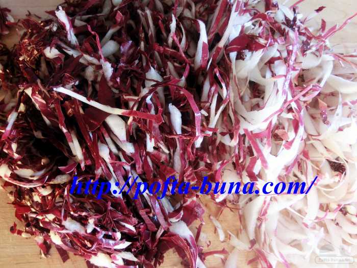 Salata de radicchio cu seminte de rodie si crema de otet balsamic Salata de radicchio cu seminte de rodie si crema de otet balsamic