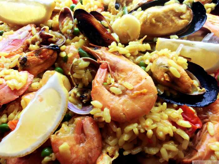 Paella cu fructe de mare