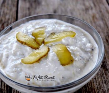 Sos de usturoi cu iaurt si castraveti acri