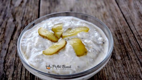 Sos de usturoi cu iaurt si castraveti acri