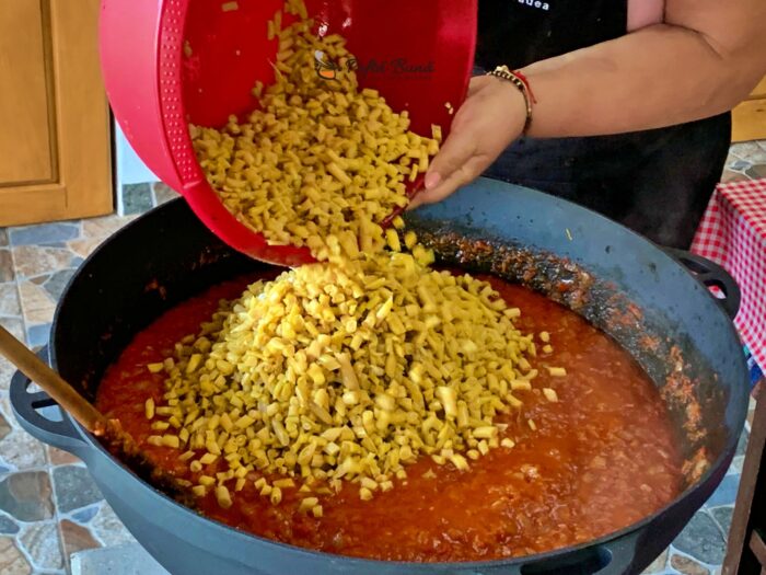 Zacusca de fasole verde pentru iarna zacusca de fasole verde pastai reteta gina bradea 10 700x525 - Zacusca de fasole verde pentru iarna