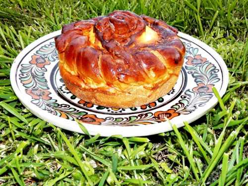PASCA TRADITIONALA CU BRANZA SI STAFIDE PASCA TRADITIONALA CU BRANZA SI STAFIDE