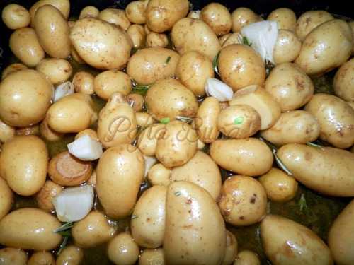 Cartofi noi cu usturoi, la cuptor Cartofi noi cu usturoi, la cuptor