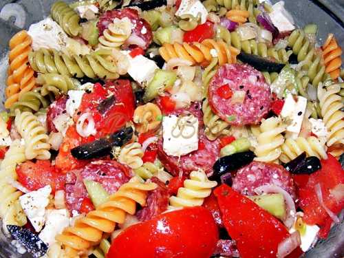 Salată de paste cu legume proaspete, caş şi salam uscat-Mihaela Astancai 