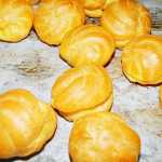 Profiterol cu inghetata, frisca si ciocolata