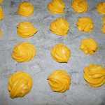 Profiterol cu inghetata, frisca si ciocolata