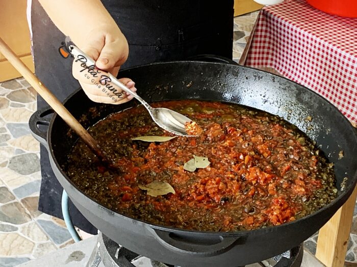 Zacusca de ciuperci champignons galbiori gribi leurotus reteta gina bradea 17 700x525 - Zacusca de ciuperci reteta pentru iarna cu ardei copti