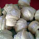 madalina coralia 150x150 - Cornuri pufoase, dospite, cu gem