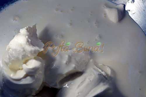 Tort cu blat de nuca si crema caramel Tort cu blat de nuca si crema caramel