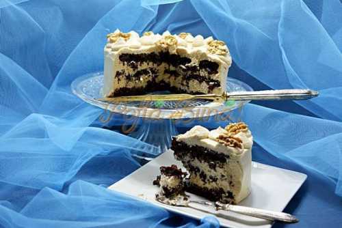 Tort cu blat de nuca si crema caramel Tort cu blat de nuca si crema caramel