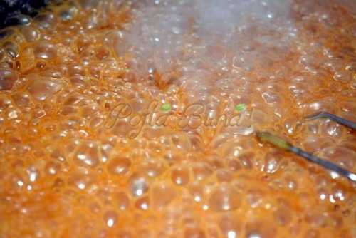 Tort cu blat de nuca si crema caramel Tort cu blat de nuca si crema caramel