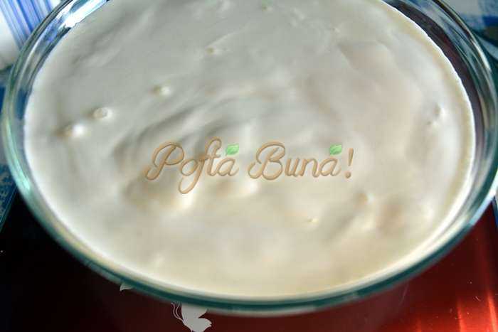 Tort cu blat de nuca si crema caramel Tort cu blat de nuca si crema caramel