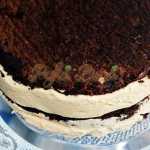 Tort cu blat de nuca si crema caramel