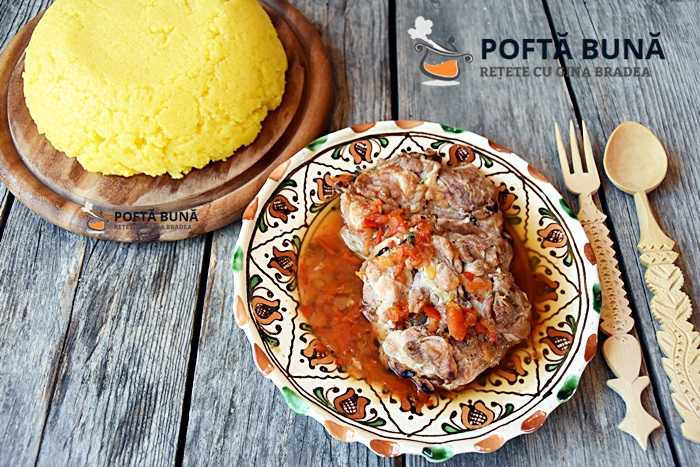 Saramura de pui in bol de mamaliga Saramura de pui in bol de mamaliga