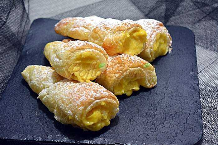Rulouri sau cornete cu crema de vanilie Rulouri sau cornete cu crema de vanilie