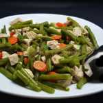 Salata calda de pui cu fasole verde