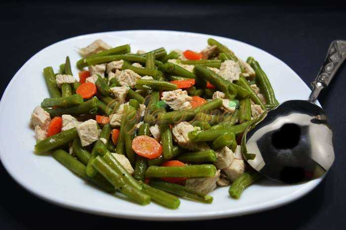 Salata calda de pui cu fasole verde Salata calda de pui cu fasole verde