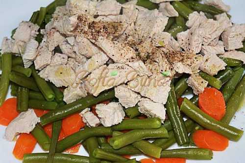 Salata calda de pui cu fasole verde