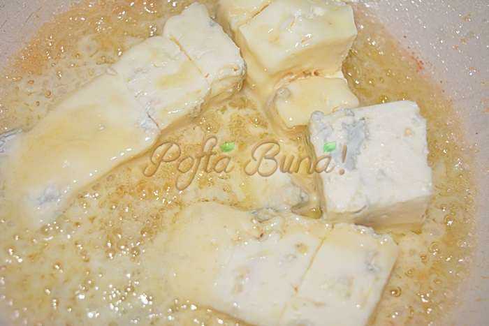 Vitel la tigaie cu Gorgonzola si nuci Vitel la tigaie cu Gorgonzola si nuci
