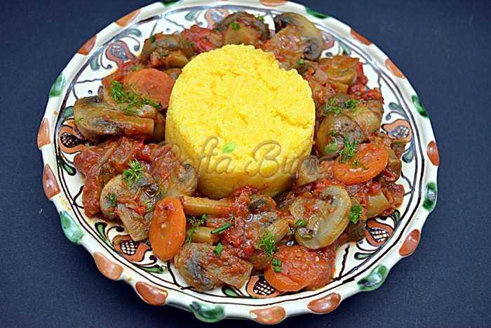 Tocanita de ciuperci cu mamaliguta