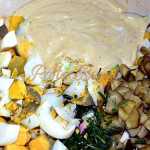 Salata de oua cu maioneza, iaurt si castraveti murati