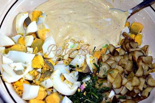 Salata de oua cu maioneza, iaurt si castraveti murati