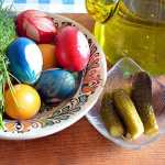 Salata de oua cu maioneza, iaurt si castraveti murati