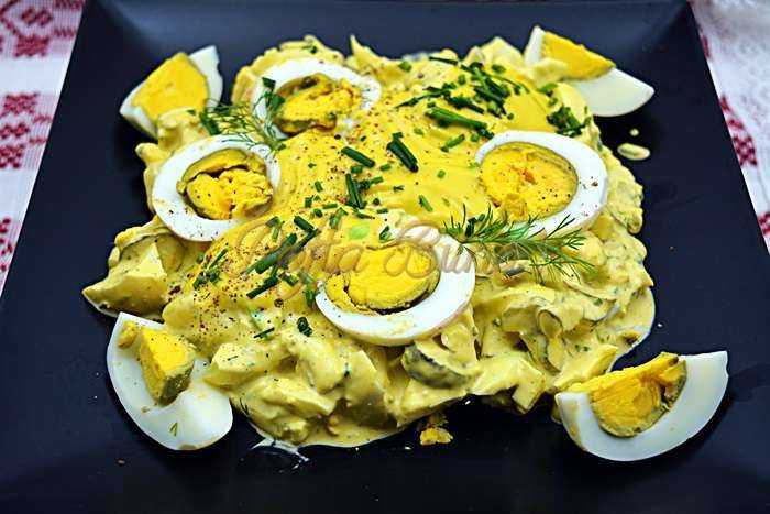 Salata de oua cu maioneza, iaurt si castraveti murati