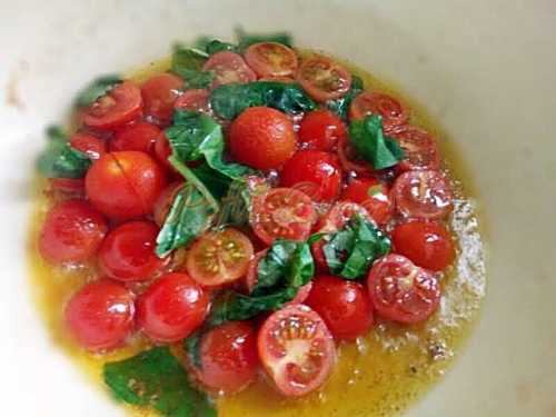Spaghete-cu-rosii-proaspete-si-busuioc-reteta-clasica-pofta-buna-cu-gina-bradea (3)
