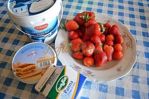 Tiramisu cu iaurt si capsuni Tiramisu cu iaurt si capsuni
