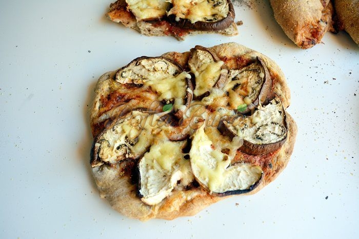 Pizza cu faina integrala si seminte Pizza-cu-faina-integrala-seminte-vinete-si-dovlecei-pofta-buna-cu-gina-bradea (8)