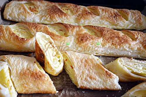 Strudel din foietaj cu telemea