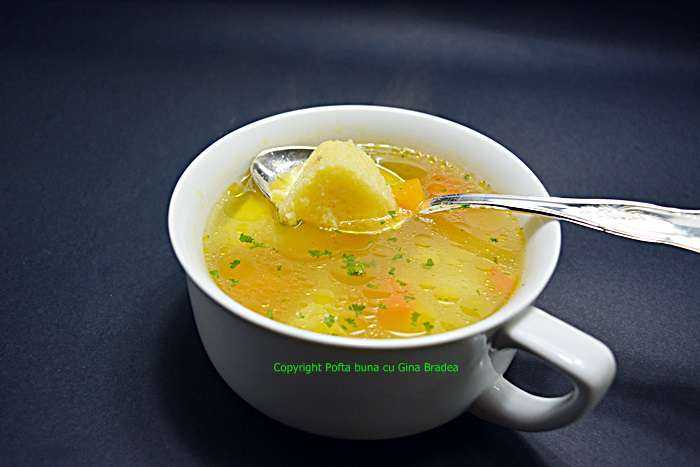 Supa de pui cu galuste pufoase din gris