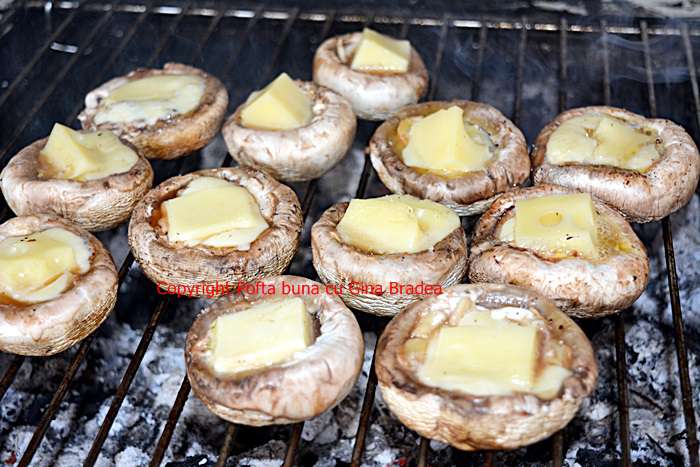 Ciuperci umplute cu brânză, la tigaia-grill