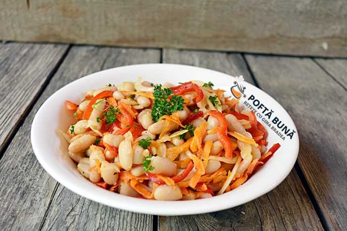 Salata de fasole boabe, ceapa, morcov si ardei Salata de fasole boabe, ceapa, morcov si ardei