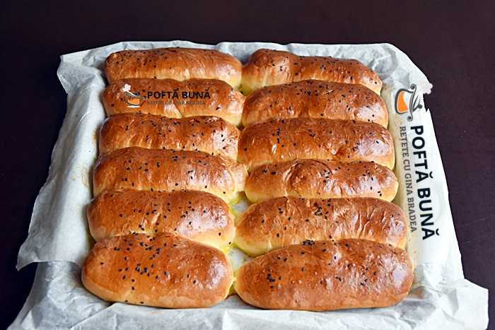 Minibatoane foarte pufoase cu unt,pentru micul dejun Minibatoane foarte pufoase cu unt,pentru micul dejun