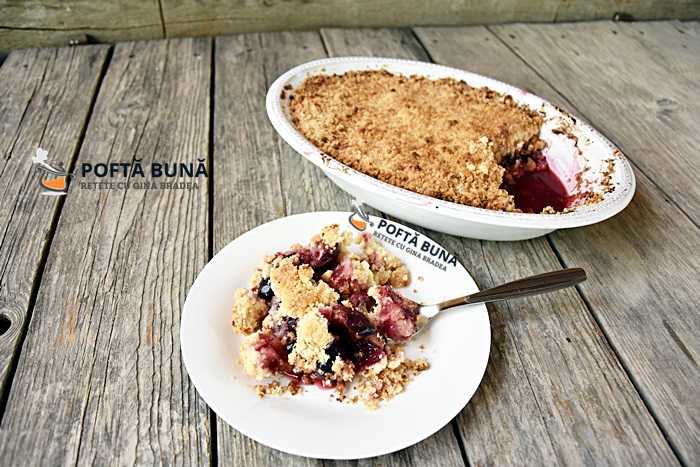Crumble cu prune si piersici, reteta simpla si rapida