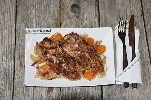 Cotlet de porc cu ceapa si afumatura, la cuptor, reteta veche