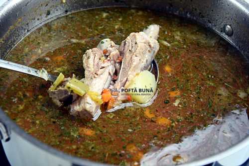 Ciorba de porc cu zeama de varza Ciorba moldoveneasca de porc, acrita cu zeama de varza