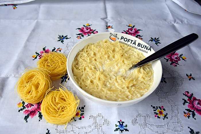 Cum se face laptele cu fidea, reteta copilariei