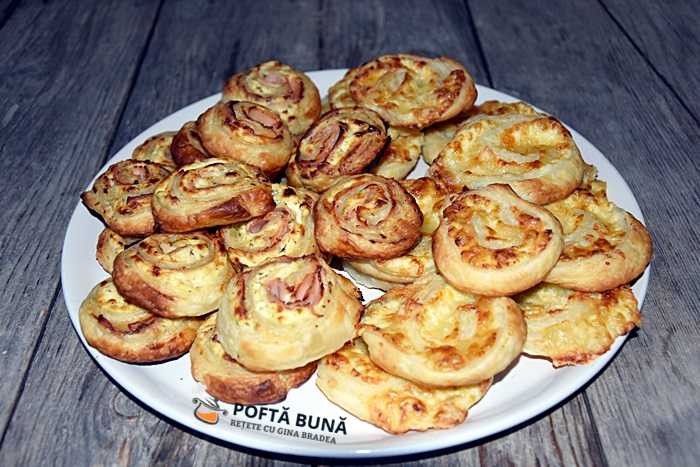 Rulouri aperitiv din foietaj cu branza si sunca presata