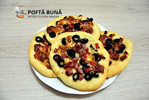 Minipizza sau pizette cu salam, ardei si masline, reteta simpla