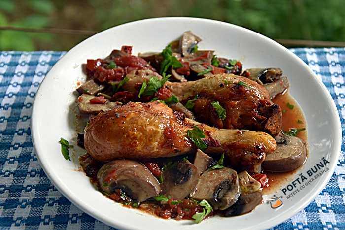Pui la cuptor cu rosii, ciuperci si usturoi Pui la cuptor cu rosii, ciuperci si usturoi