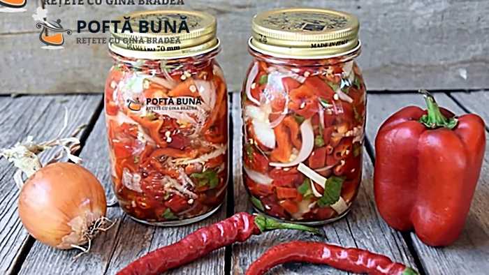 Salata de ardei iuti Salata picanta de ardei iuti cu ceapa si gogosari