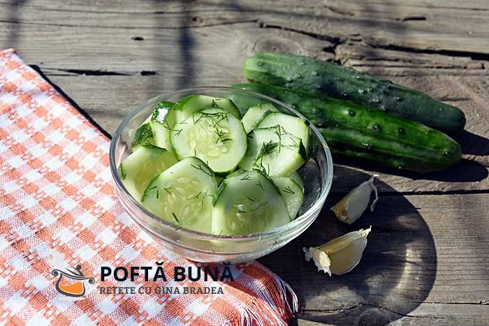 Salata simpla de castraveti Salata simpla de castraveti, cu usturoi si marar