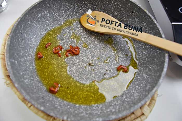 Paste aglio, olio, peperoncino (reteta traditionala italiana) Paste aglio, olio, peperoncino (reteta traditionala italiana)